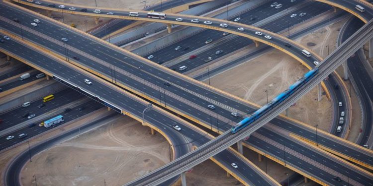 Начало строительства экспериментальных полос движения только для автобусов на Маркет-стрит и бульваре Джона Кеннеди