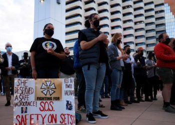 Призывы запретить оружие на съемочных площадках усиливаются после стрельбы в Болдуине