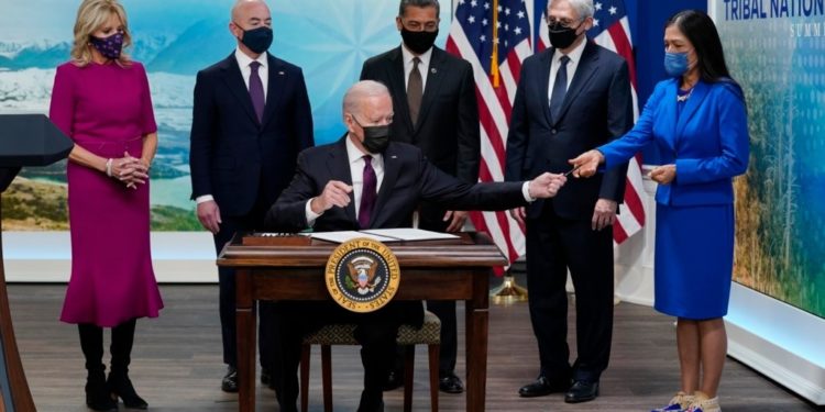 Правительство США обязуется защищать права коренных американских племен